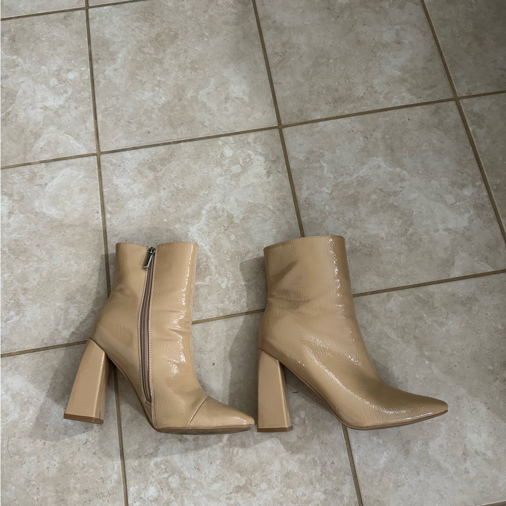 Cream boots size 9 Cape Robbin